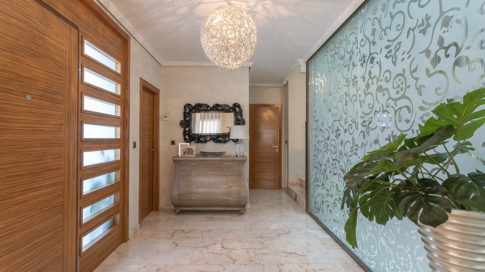 Casa unifamiliar premium en Pego: Sostenibilidad asegurada y terrazas con vistas a la montaña.
