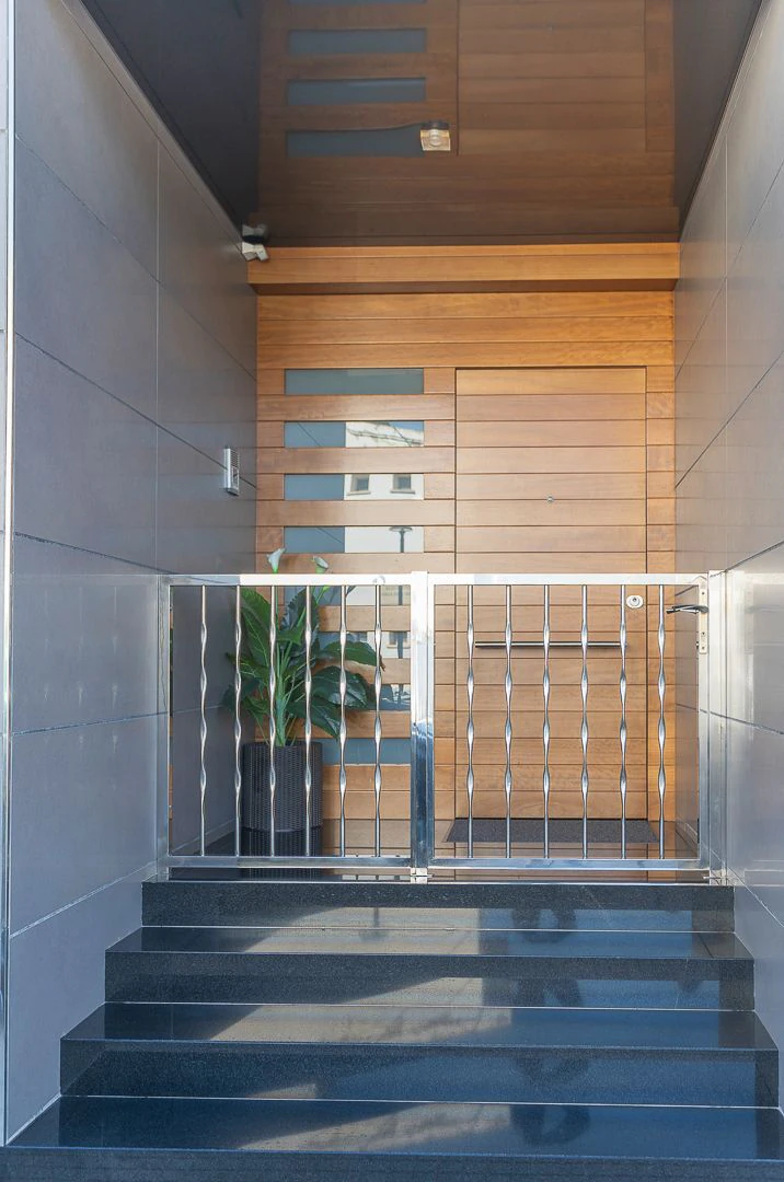 Casa unifamiliar premium en Pego: Sostenibilidad asegurada y terrazas con vistas a la montaña.