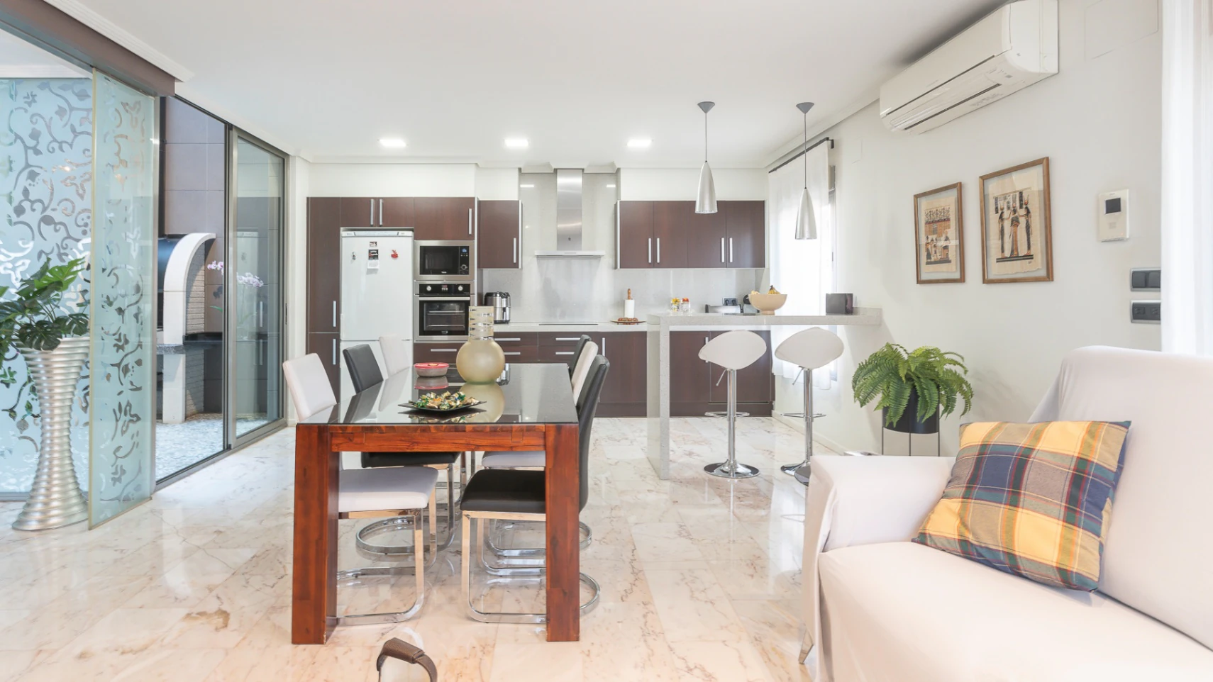 Casa unifamiliar premium en Pego: Sostenibilidad asegurada y terrazas con vistas a la montaña.