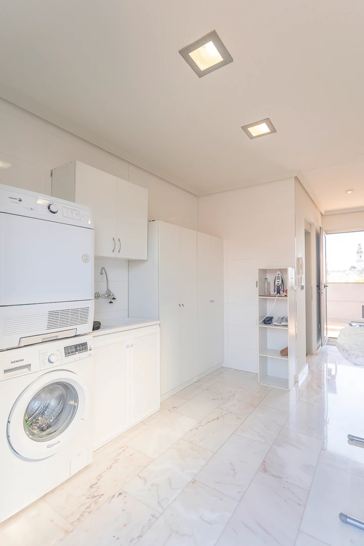 Casa unifamiliar premium en Pego: Sostenibilidad asegurada y terrazas con vistas a la montaña.