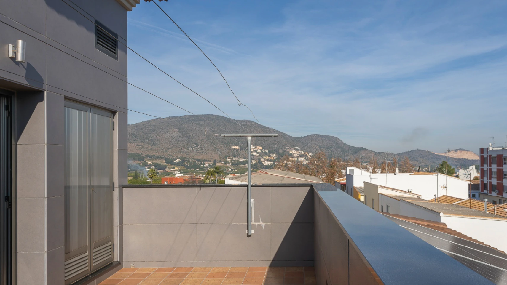 Casa unifamiliar premium en Pego: Sostenibilidad asegurada y terrazas con vistas a la montaña.