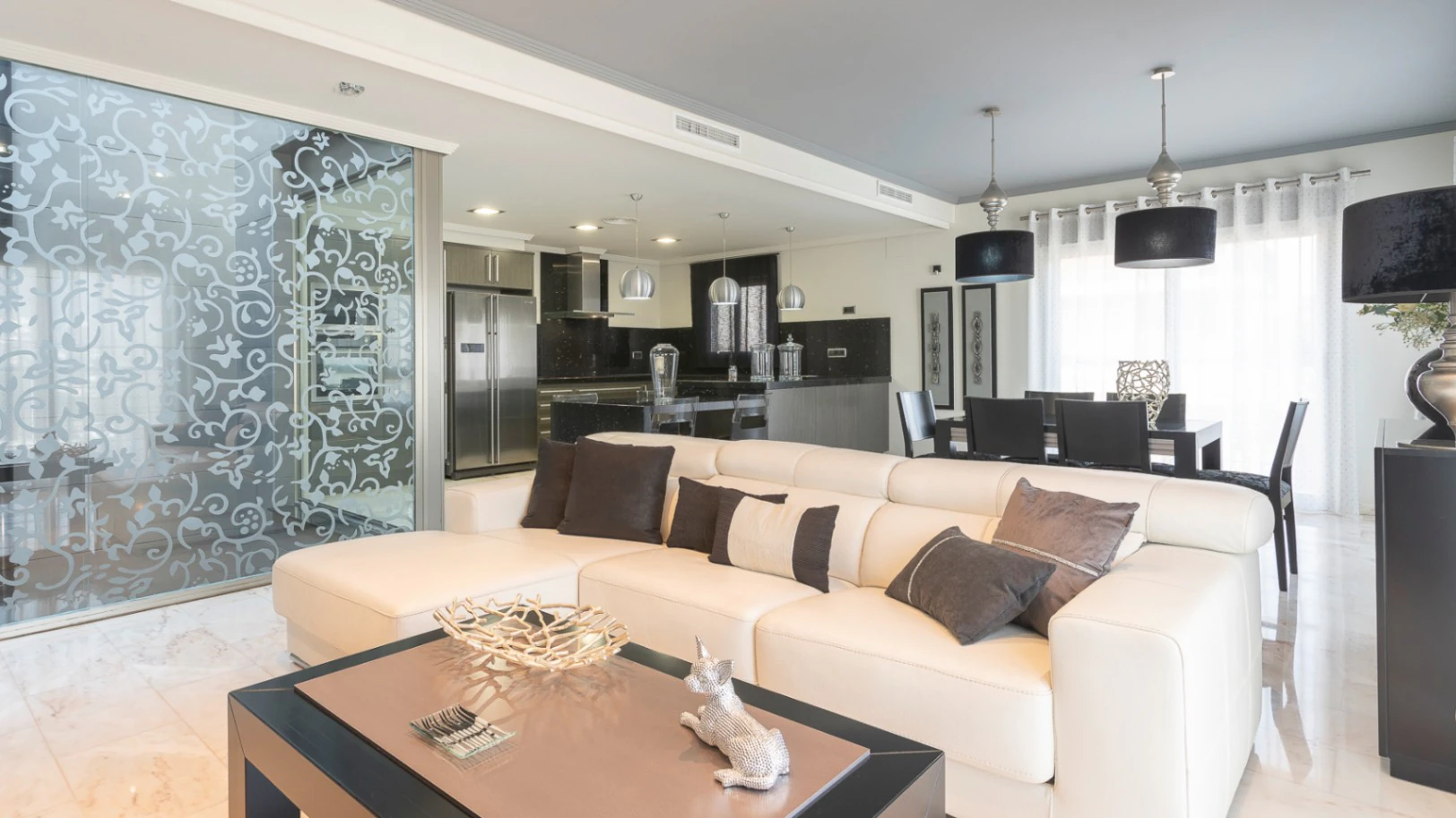 Casa unifamiliar premium en Pego: Sostenibilidad asegurada y terrazas con vistas a la montaña.