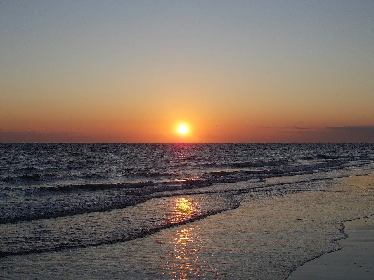 Puesta de sol en playa de arena de Dénia