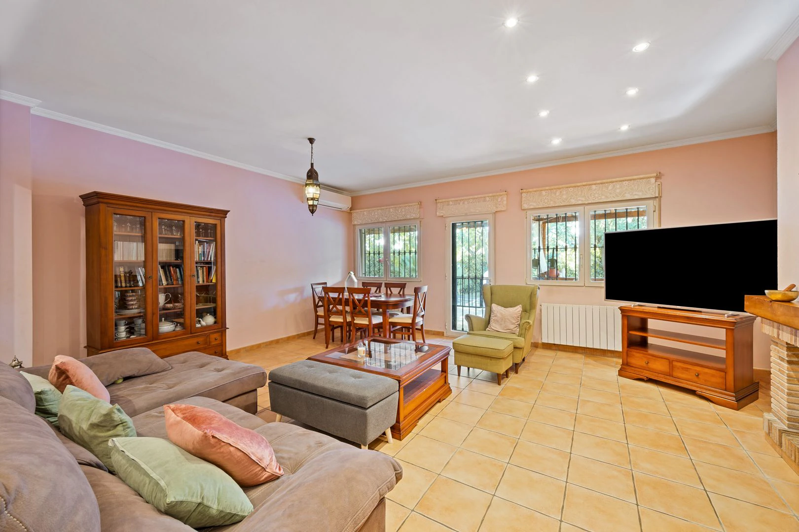 Gran finca rústica compuesta por dos casas y con cuadras para caballos.