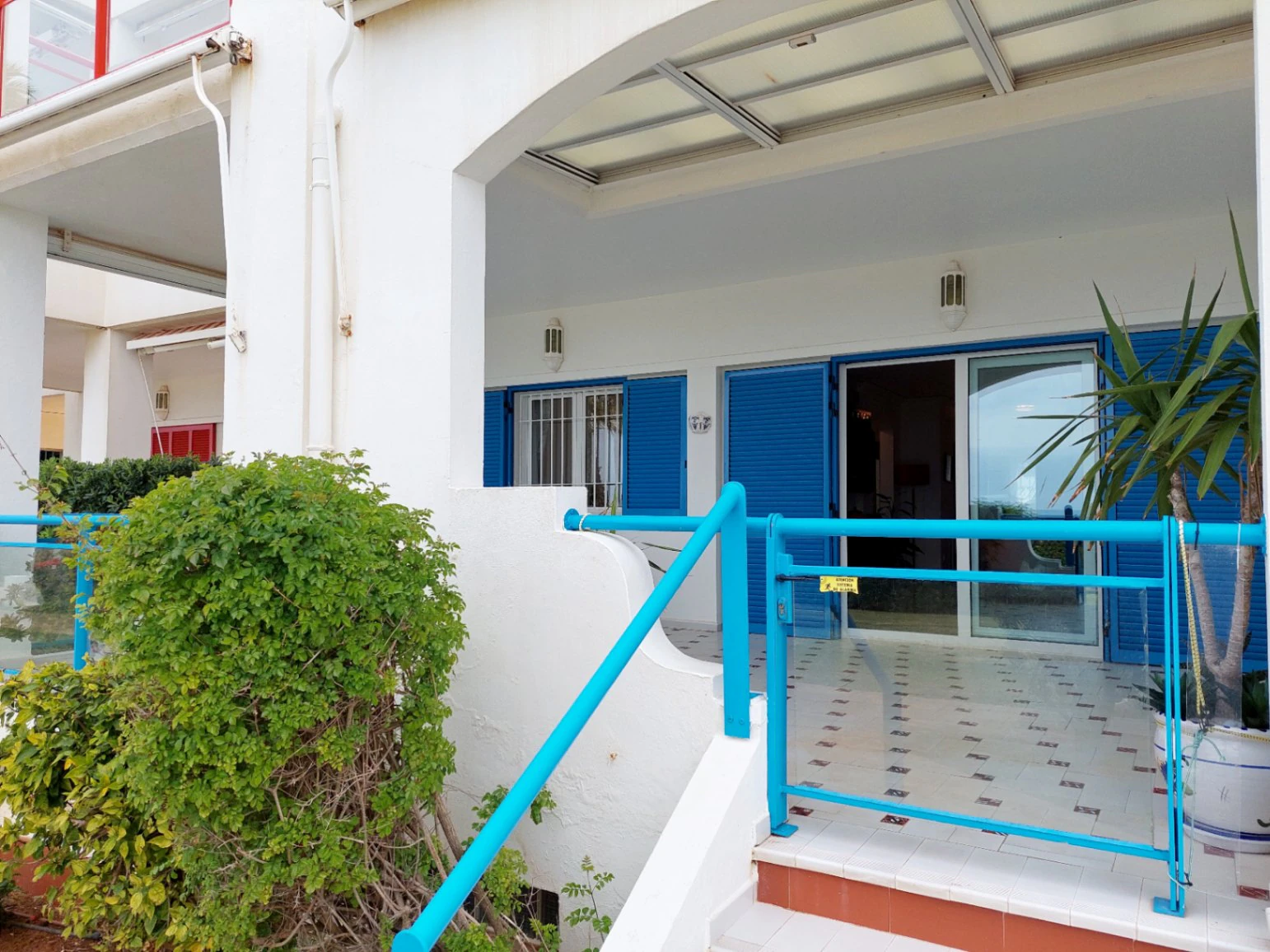 Apartamento en planta baja con vistas frontales al mar en Las Marinas