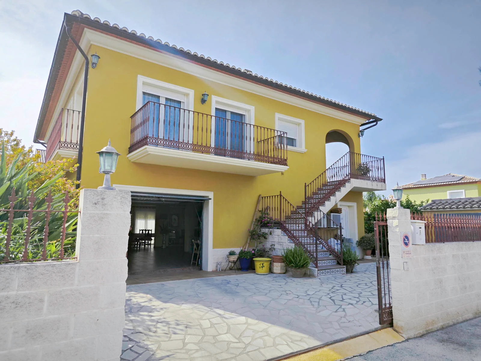 Villa de 270 m2 con piscina en venta en Pedreguer, zona residencial a un paso del centro