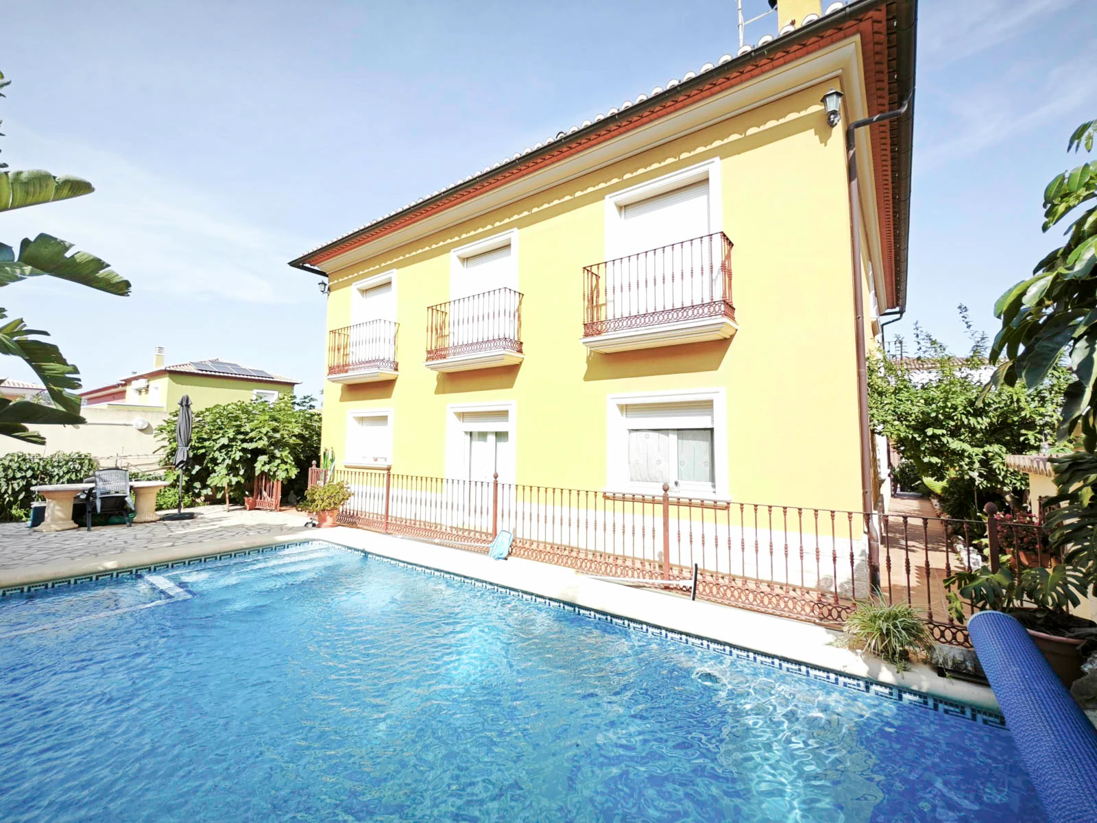 Villa de 270 m2 con piscina en venta en Pedreguer, zona residencial a un paso del centro