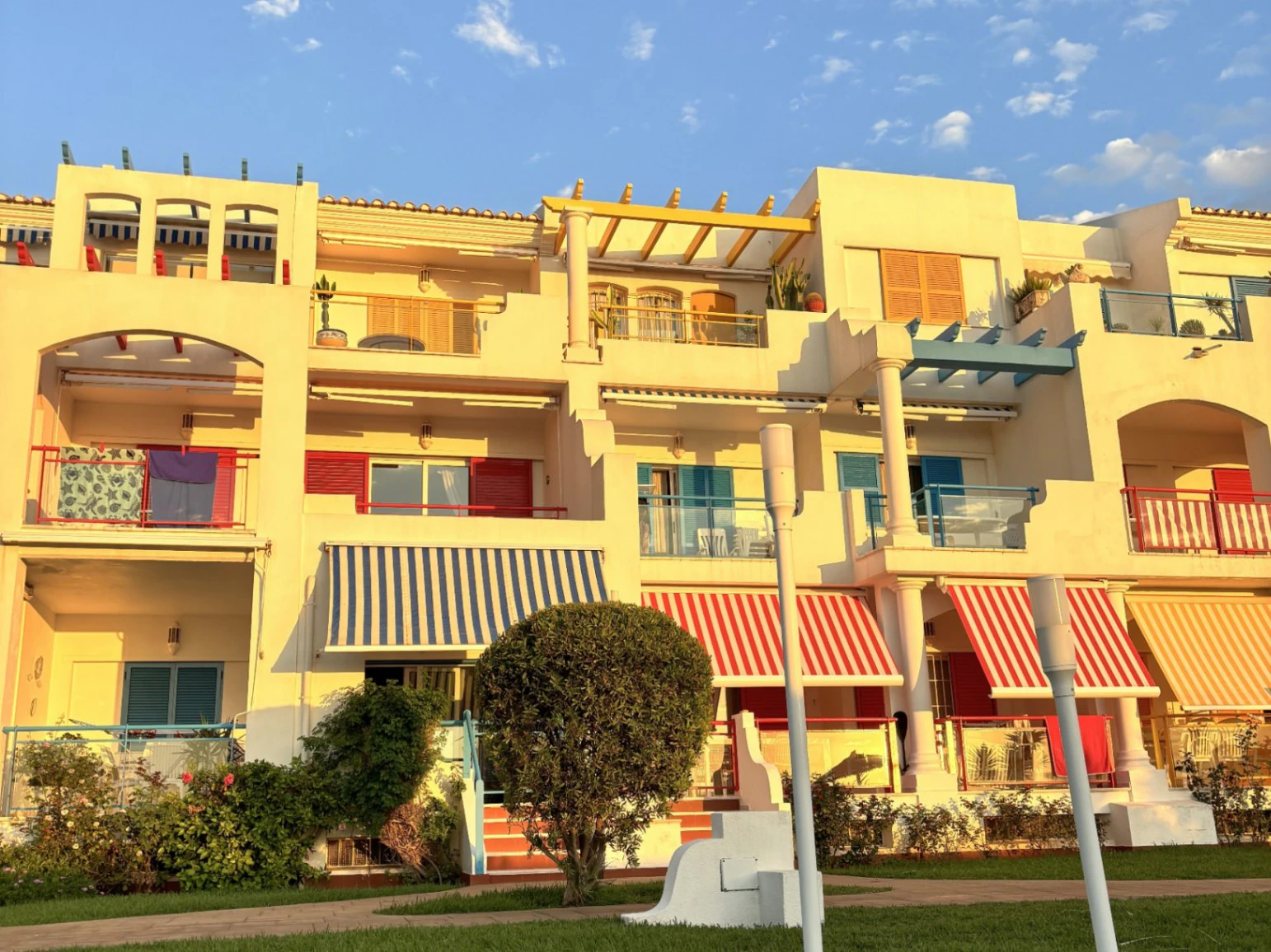 Apartamento en planta baja con vistas frontales al mar en Las Marinas