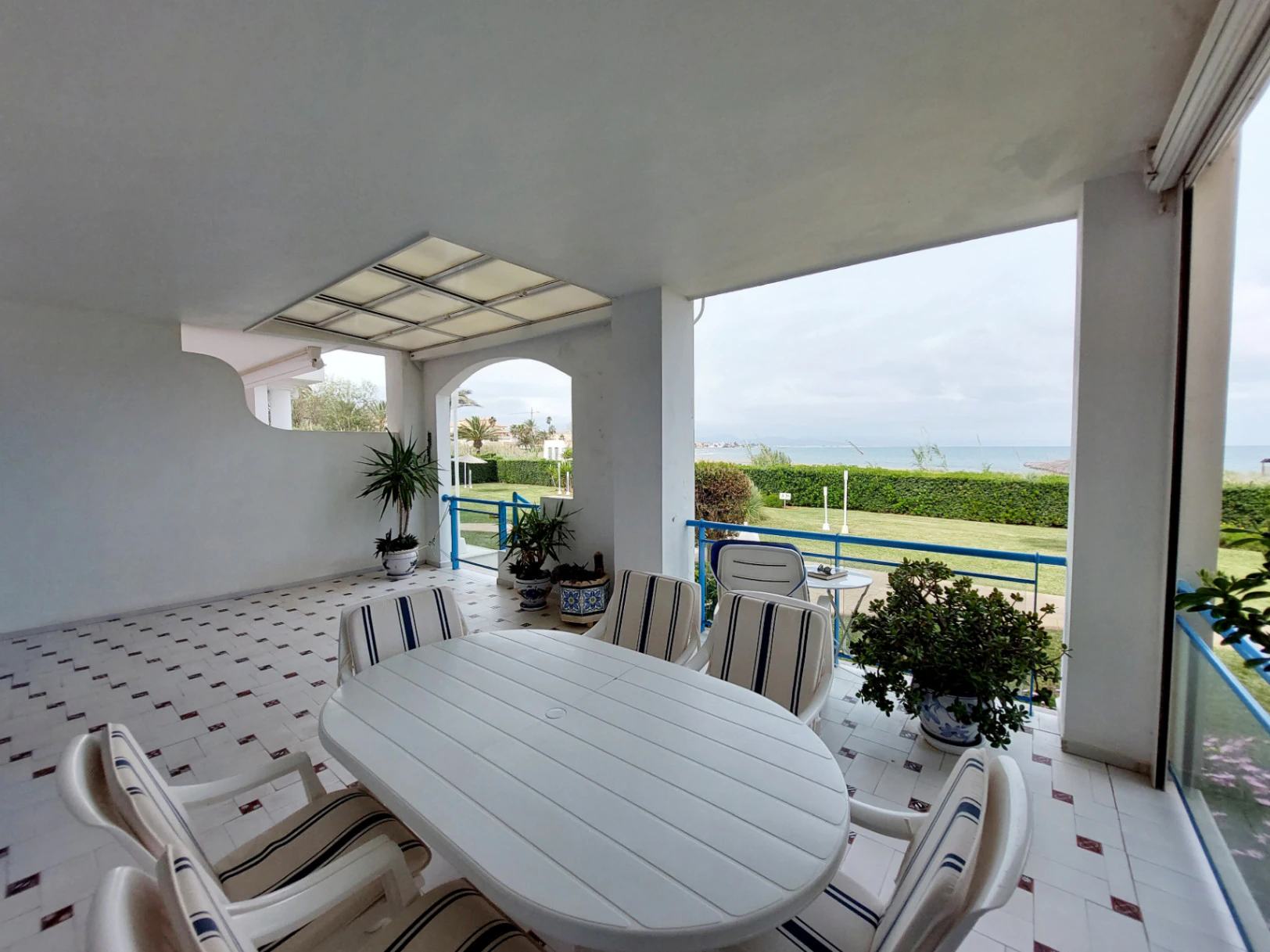 Apartamento en planta baja con vistas frontales al mar en Las Marinas