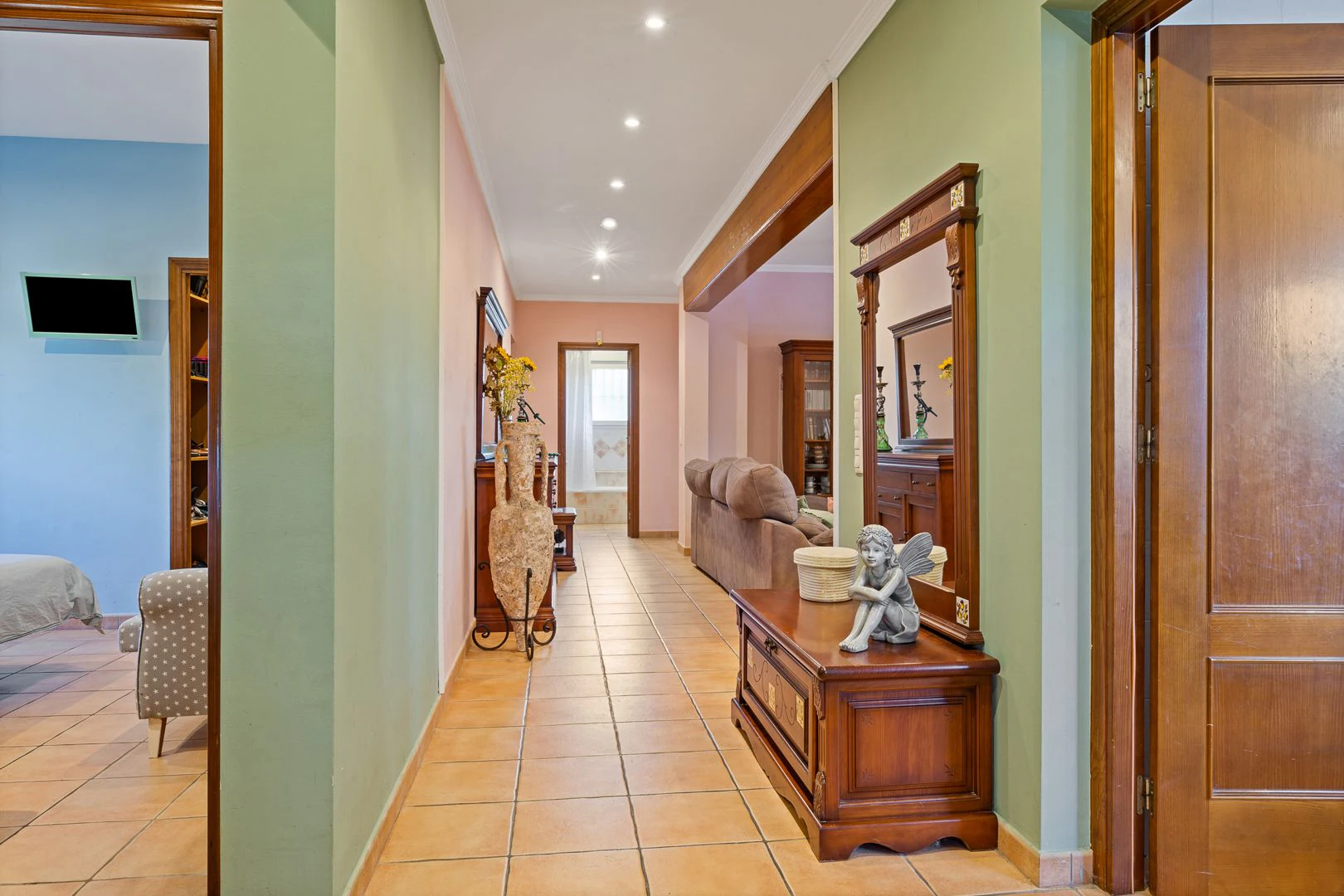 Gran finca rústica compuesta por dos casas y con cuadras para caballos.