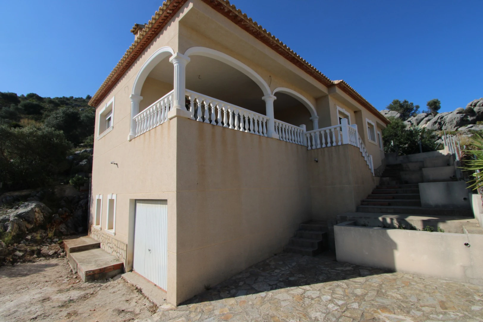 Chalet en venta con vistas al valle y la montaña en Tormos
