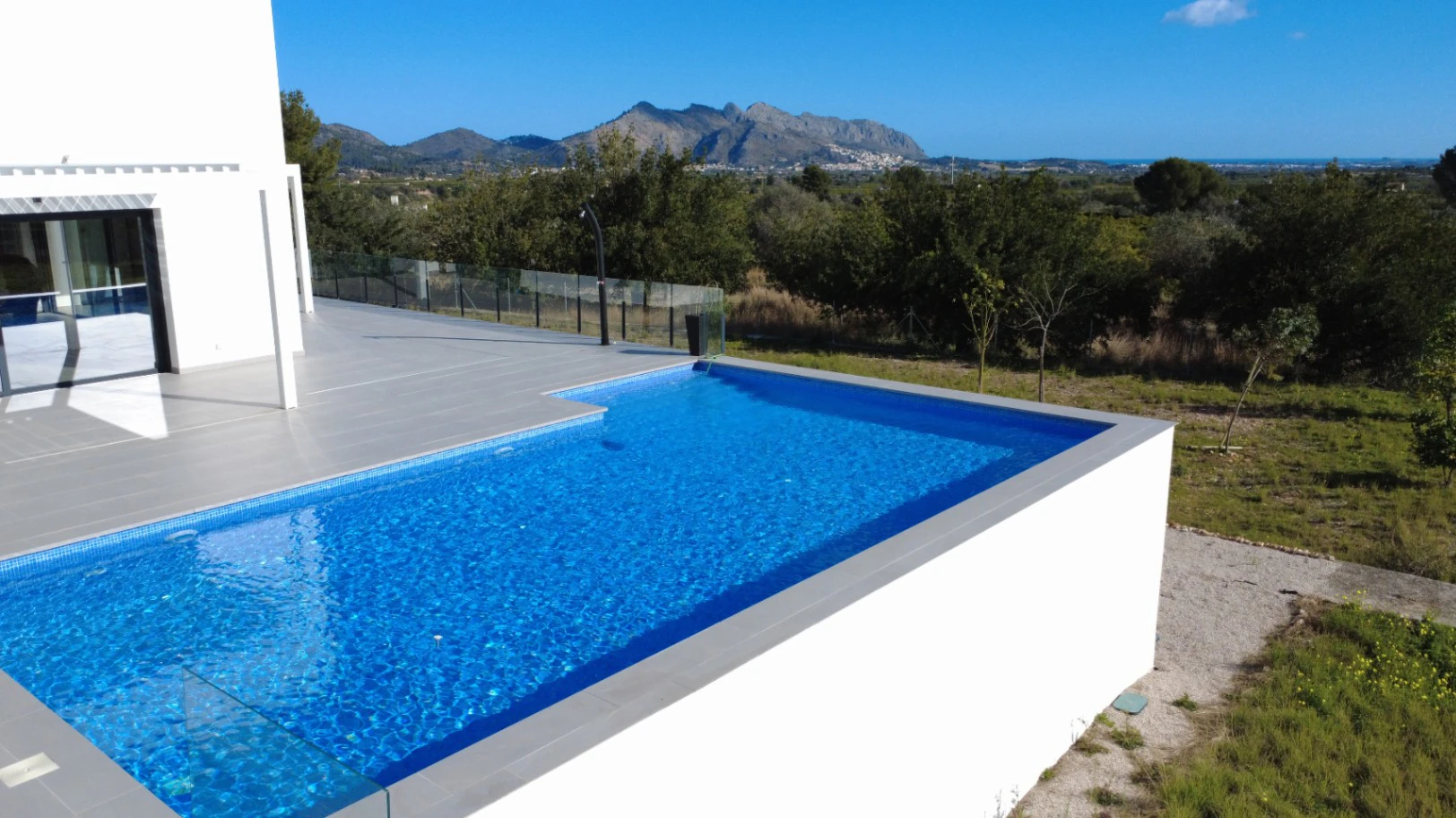 Villa moderna a la venta en Orba con vistas al mar