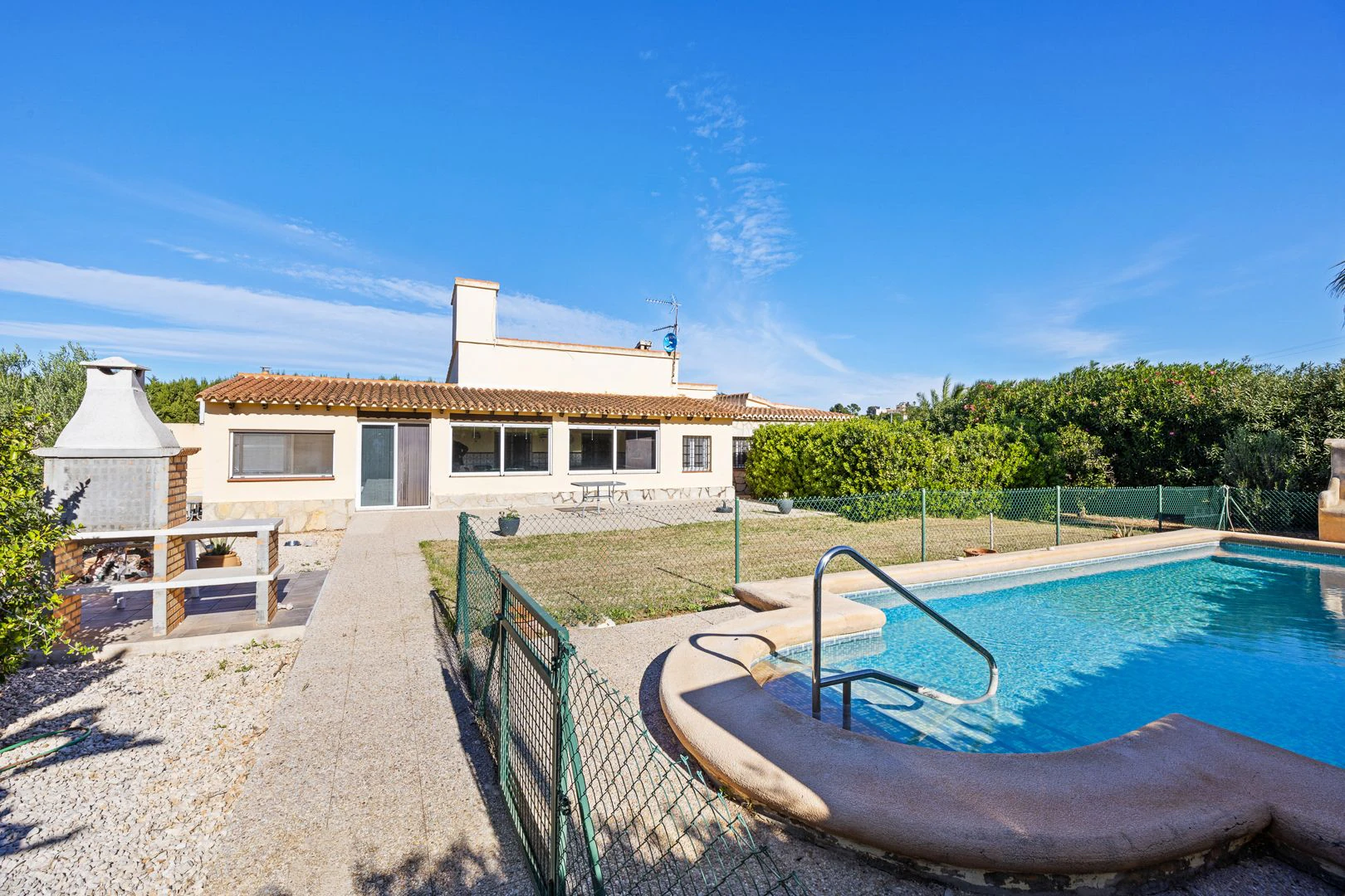 Gran finca rústica compuesta por dos casas y con cuadras para caballos.