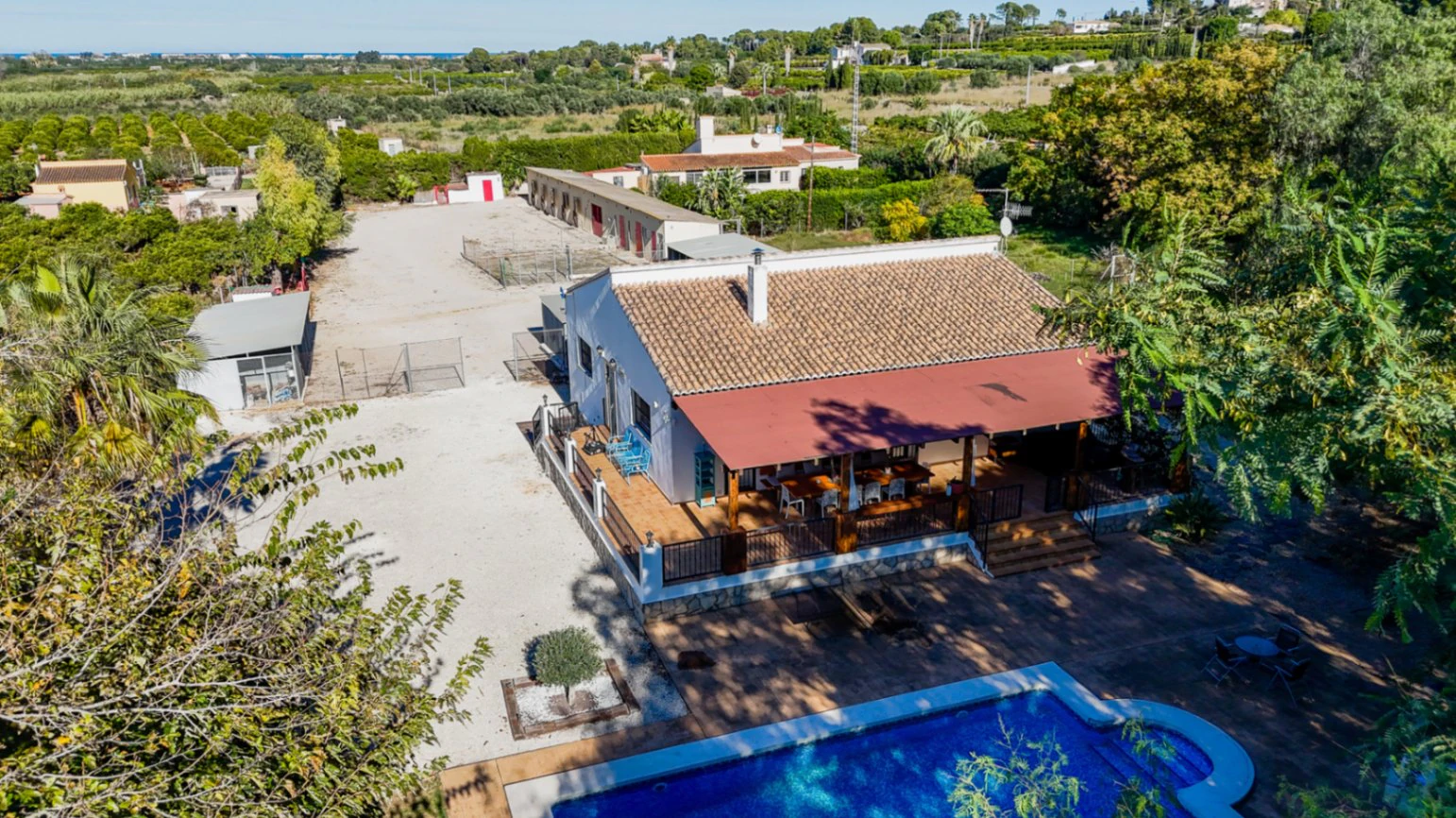 Gran finca rústica compuesta por dos casas y con cuadras para caballos.