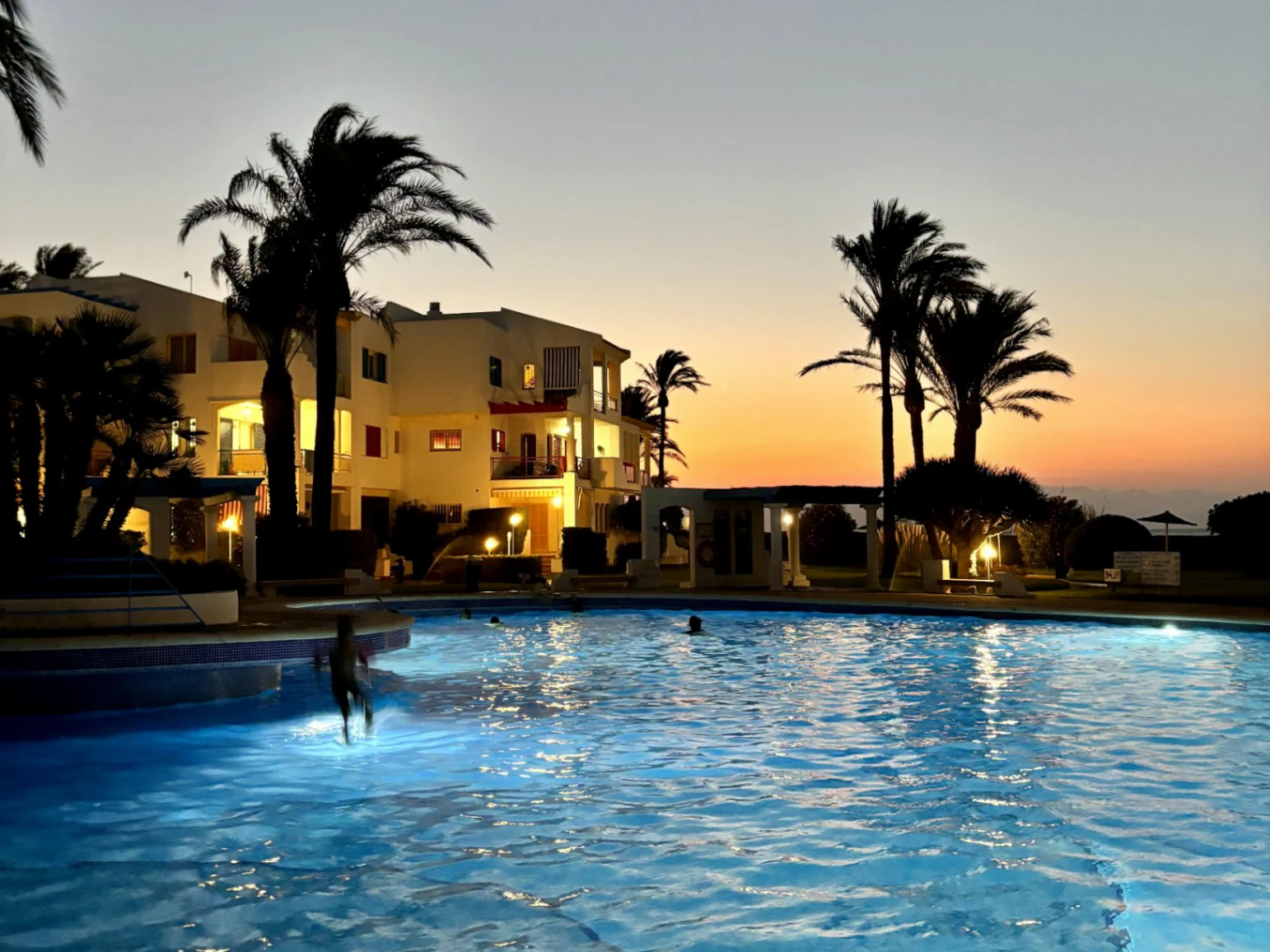 Apartamento en planta baja con vistas frontales al mar en Las Marinas