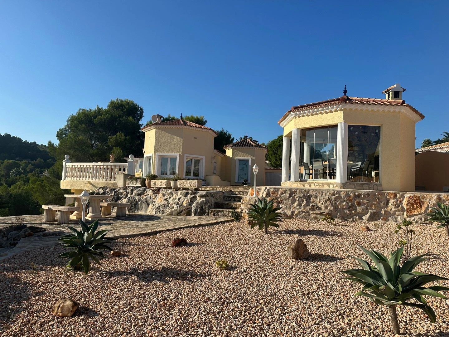 Lujoso Chalet con parcela amplia en venta en Denia