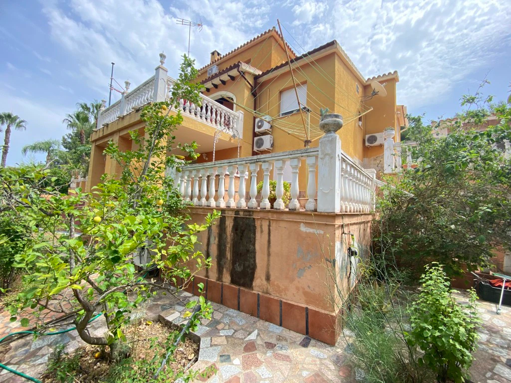Se vende bonito chalet en el Montgo