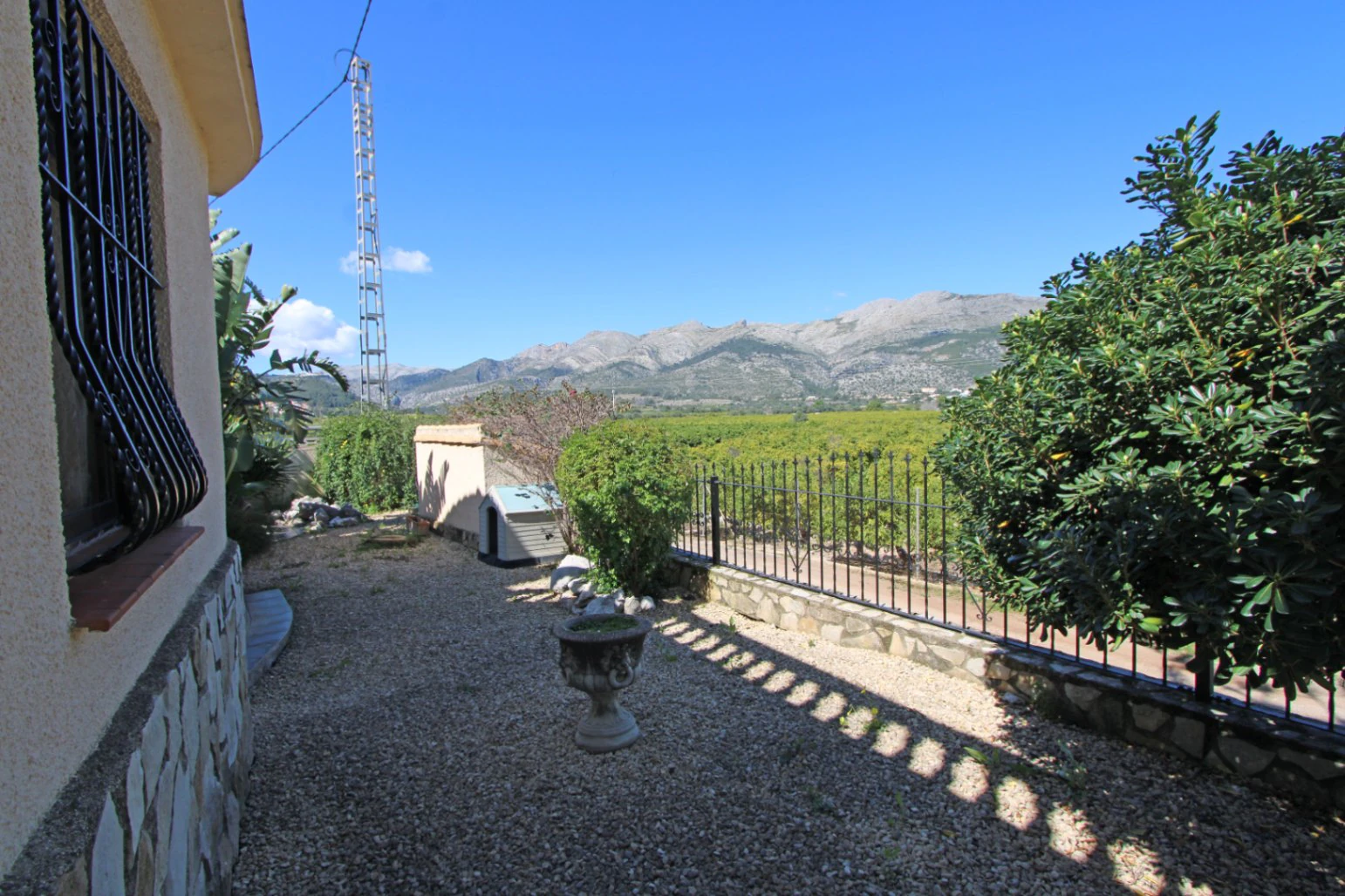 Villa con piscina y fantásticas vistas al valle de Orba en venta