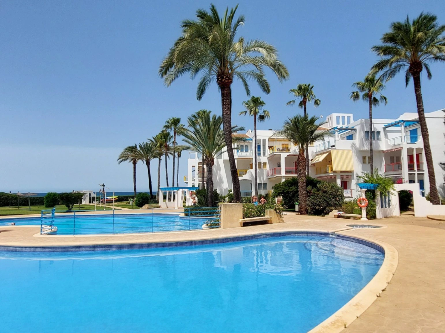 Apartamento en planta baja con vistas frontales al mar en Las Marinas