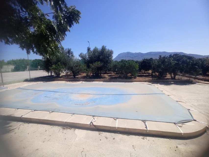 Chalet en venta en las marinas con amplia parcela y piscina