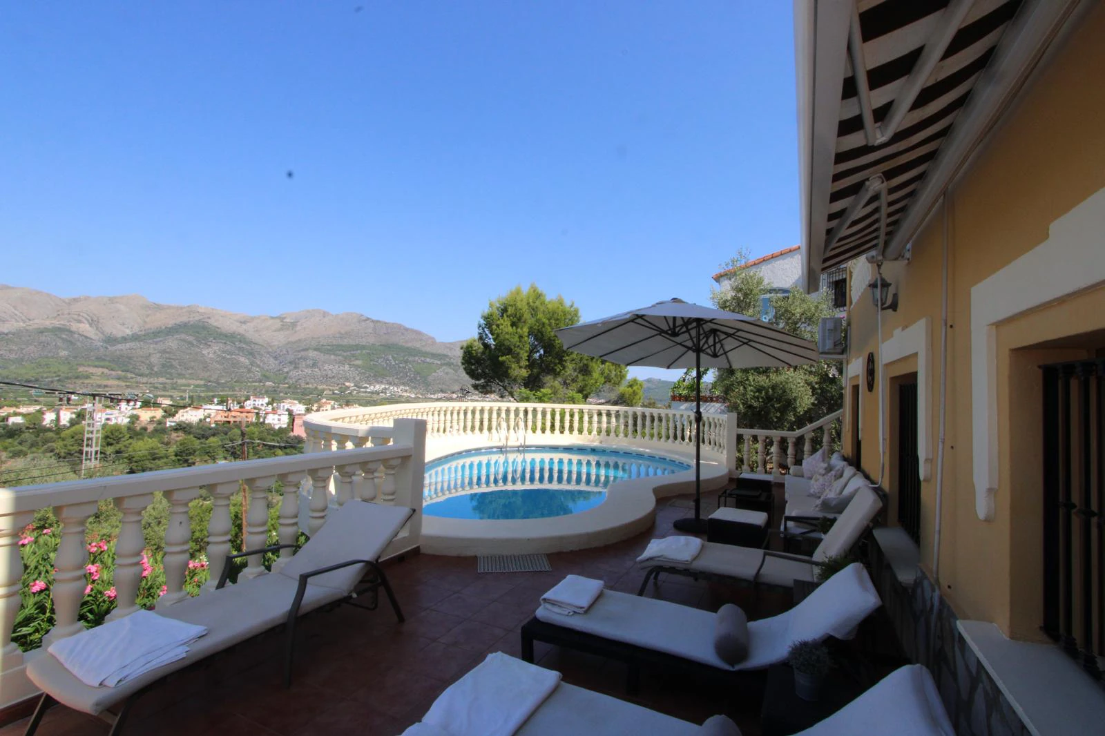 Impresionante villa de 3 dormitorios a la venta con vistas al valle y apartamento de invitados independiente