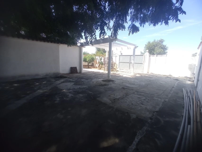 Chalet en venta en las marinas con amplia parcela y piscina