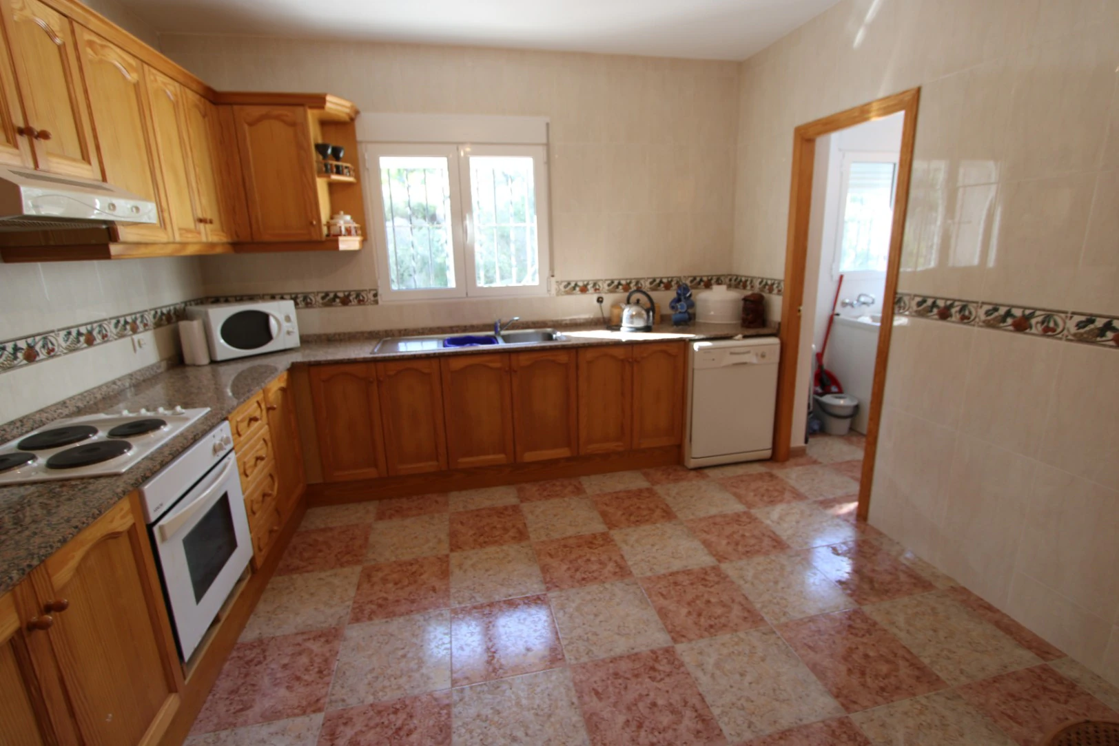 Chalet en venta con vistas al valle y la montaña en Tormos