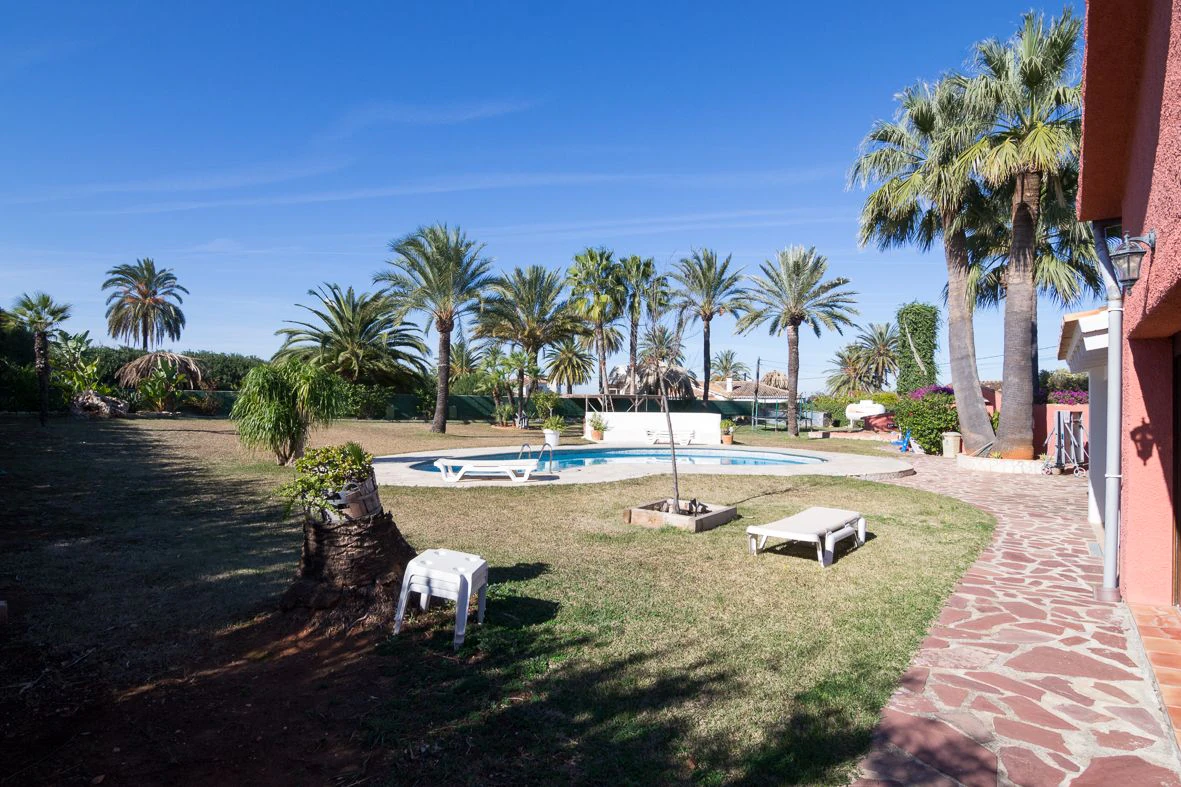 Villa mediterránea con gran parcela.
