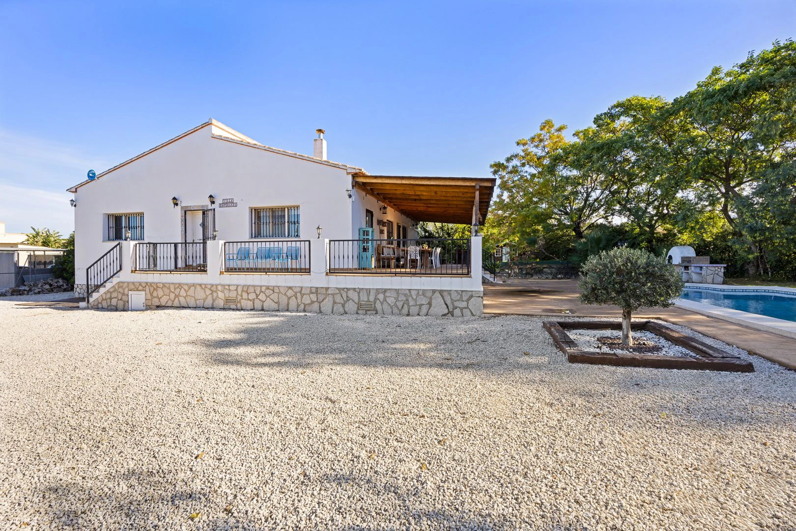 Gran finca rústica compuesta por dos casas y con cuadras para caballos.