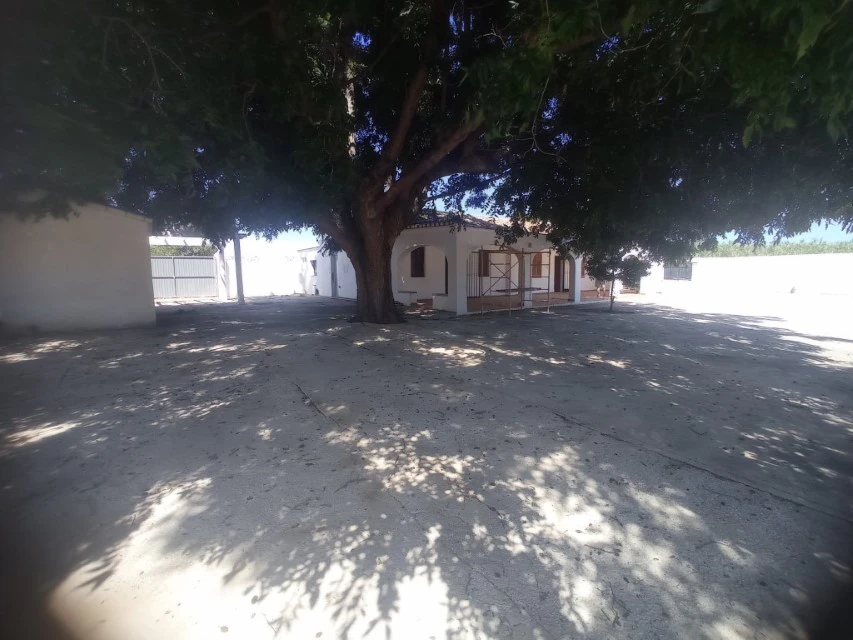 Chalet en venta en las marinas con amplia parcela y piscina