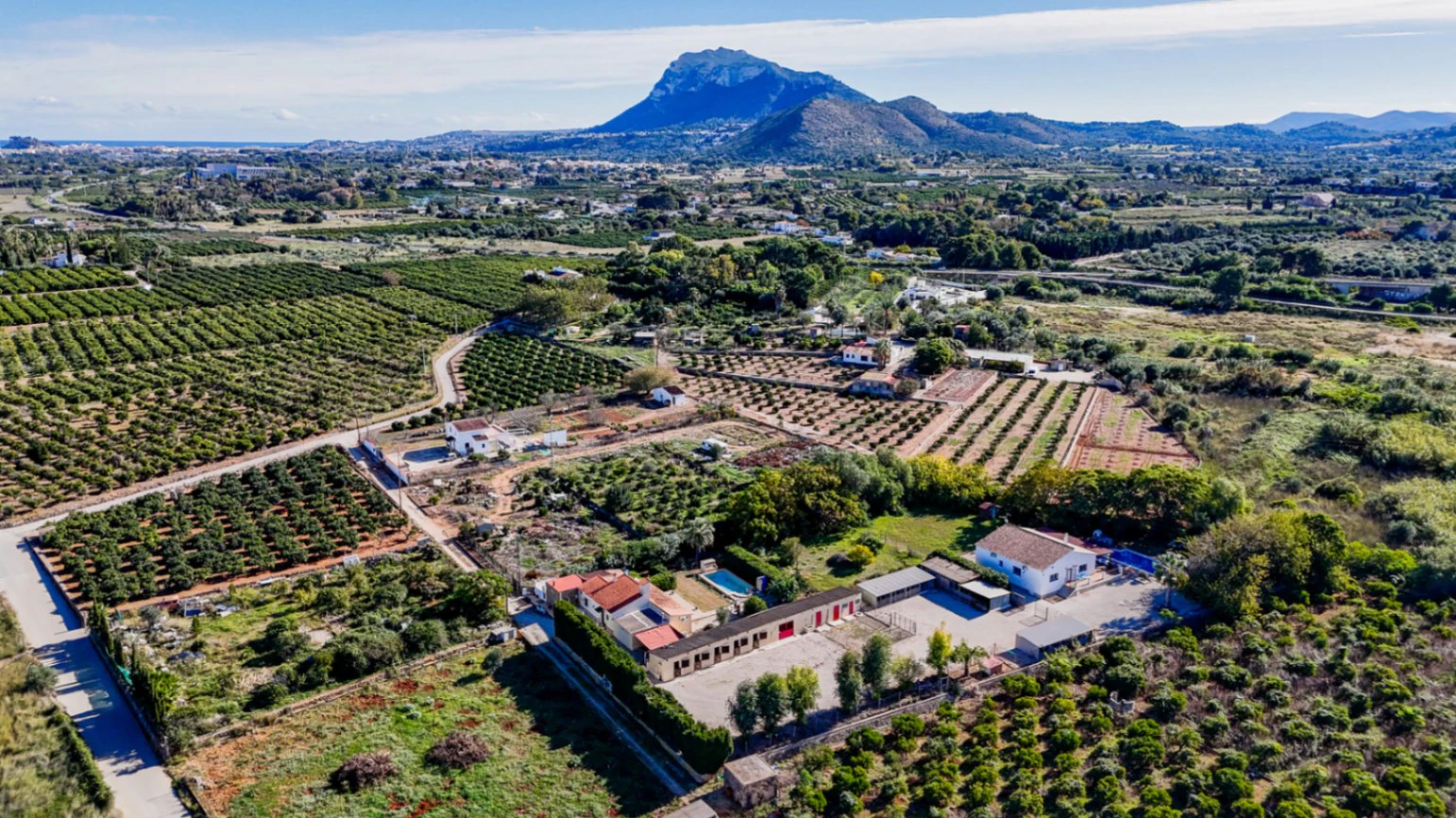 Gran finca rústica compuesta por dos casas y con cuadras para caballos.