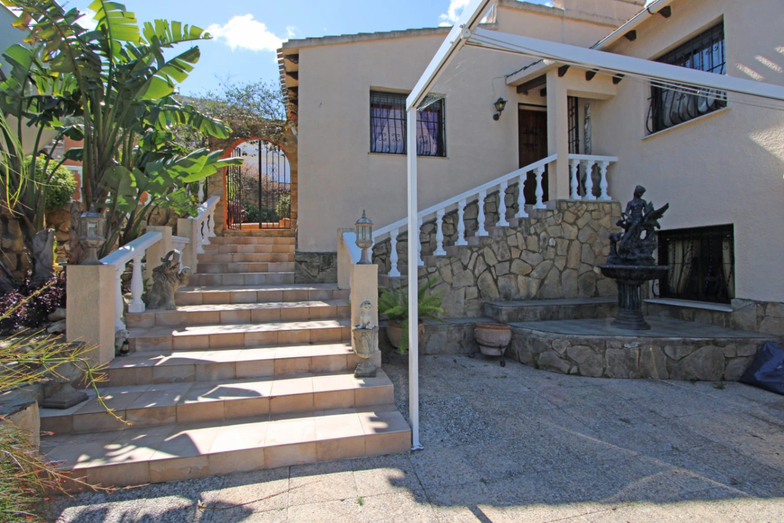 Villa con piscina y fantásticas vistas al valle de Orba en venta