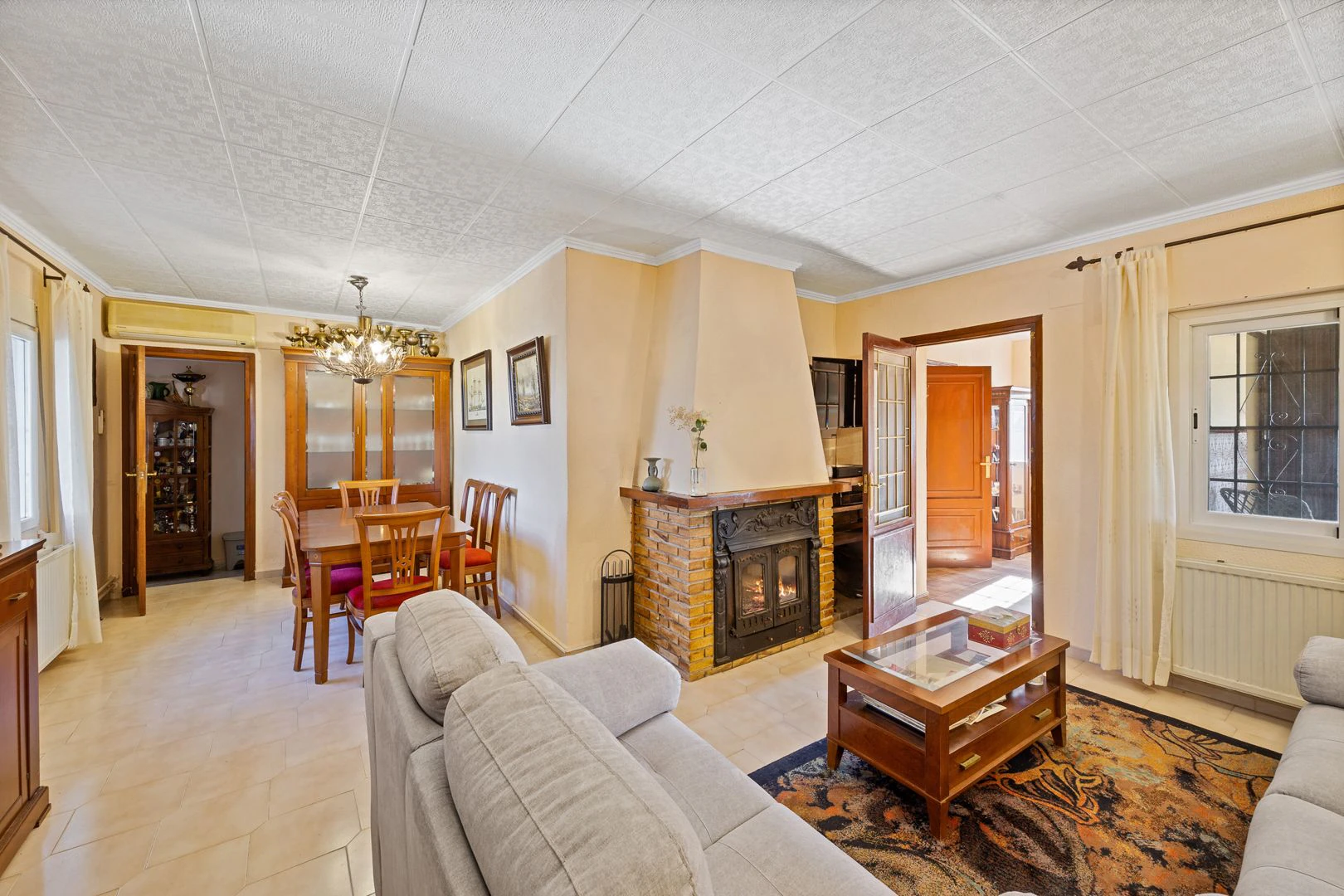 Gran finca rústica compuesta por dos casas y con cuadras para caballos.