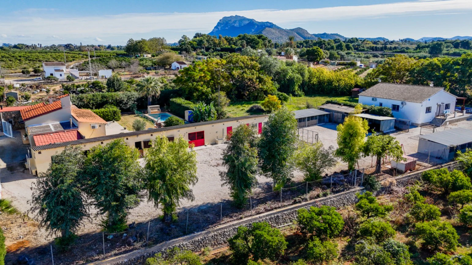 Gran finca rústica compuesta por dos casas y con cuadras para caballos.