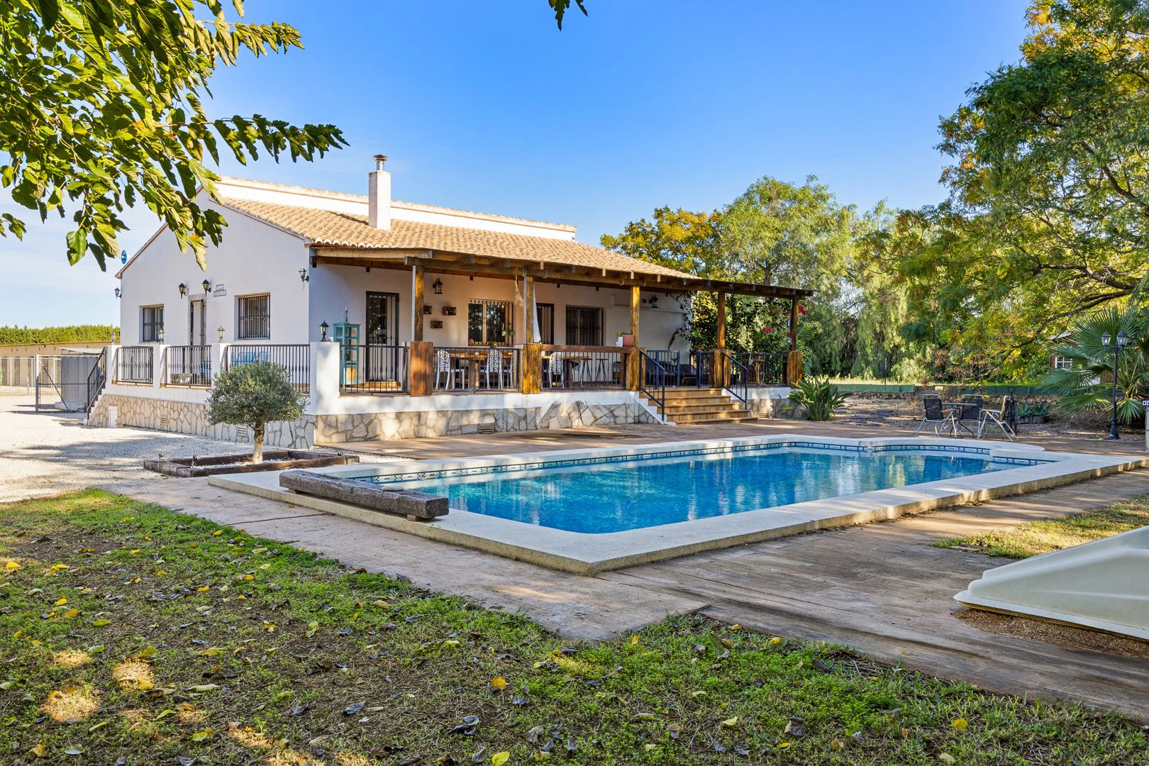 Gran finca rústica compuesta por dos casas y con cuadras para caballos.
