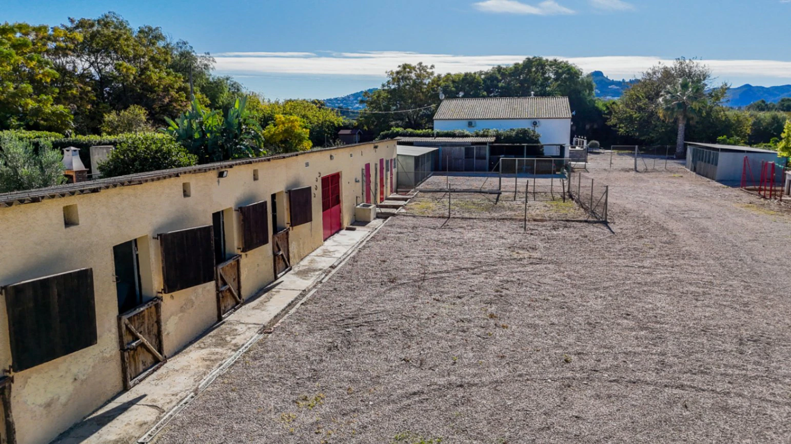 Gran finca rústica compuesta por dos casas y con cuadras para caballos.