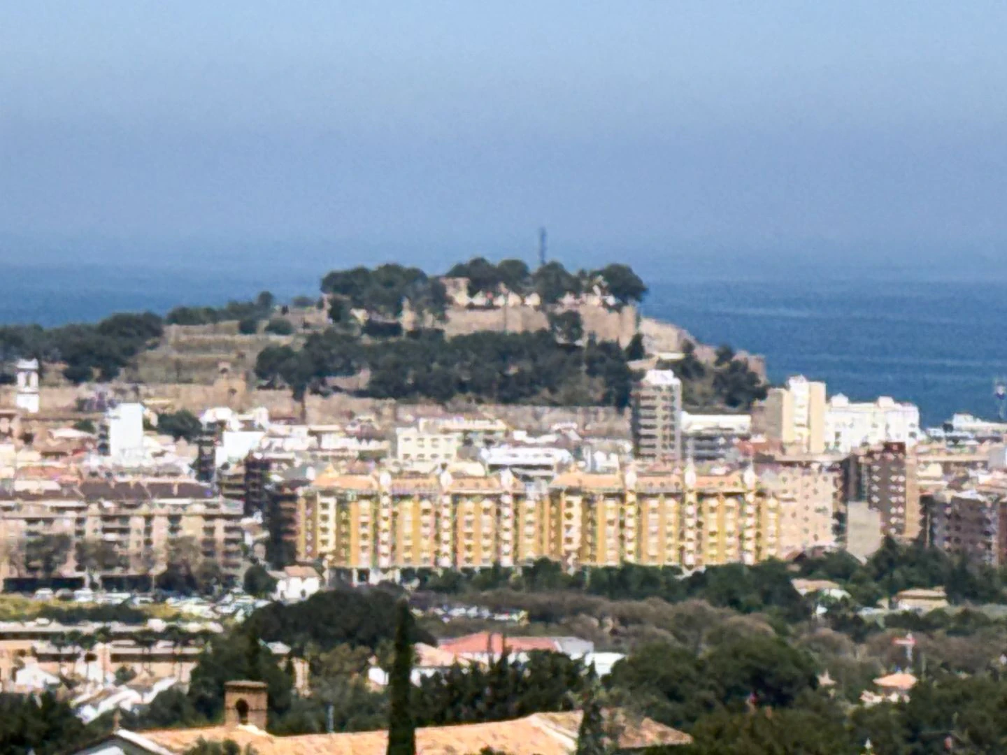 Villa Exclusiva en Dénia: Un Balcón al Mediterráneo y la Historia.