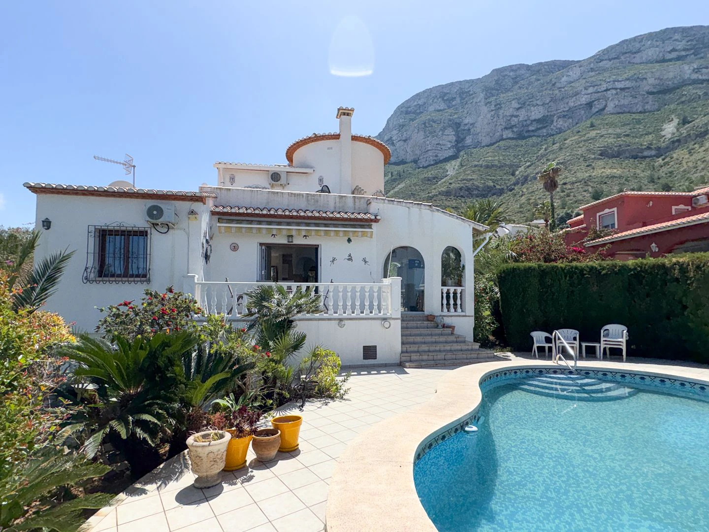 Villa Exclusiva en Dénia: Un Balcón al Mediterráneo y la Historia.