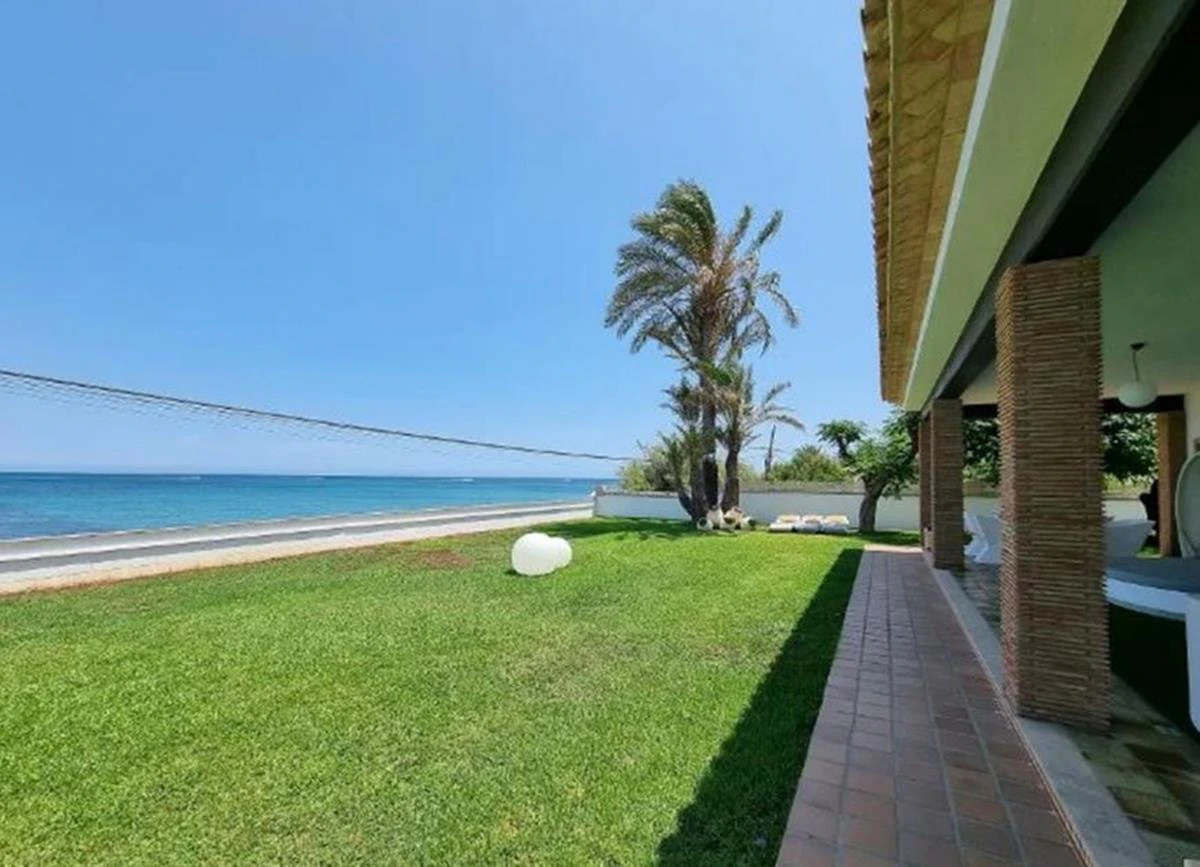 Denia. Villa en 1. linea de la playa