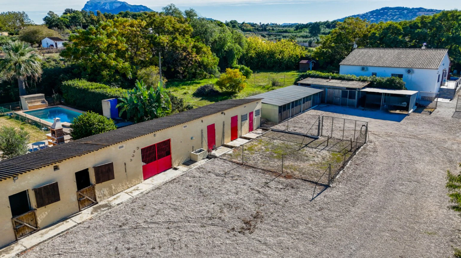 Grande propriété rurale composée de deux maisons et de écuries pour chevaux.