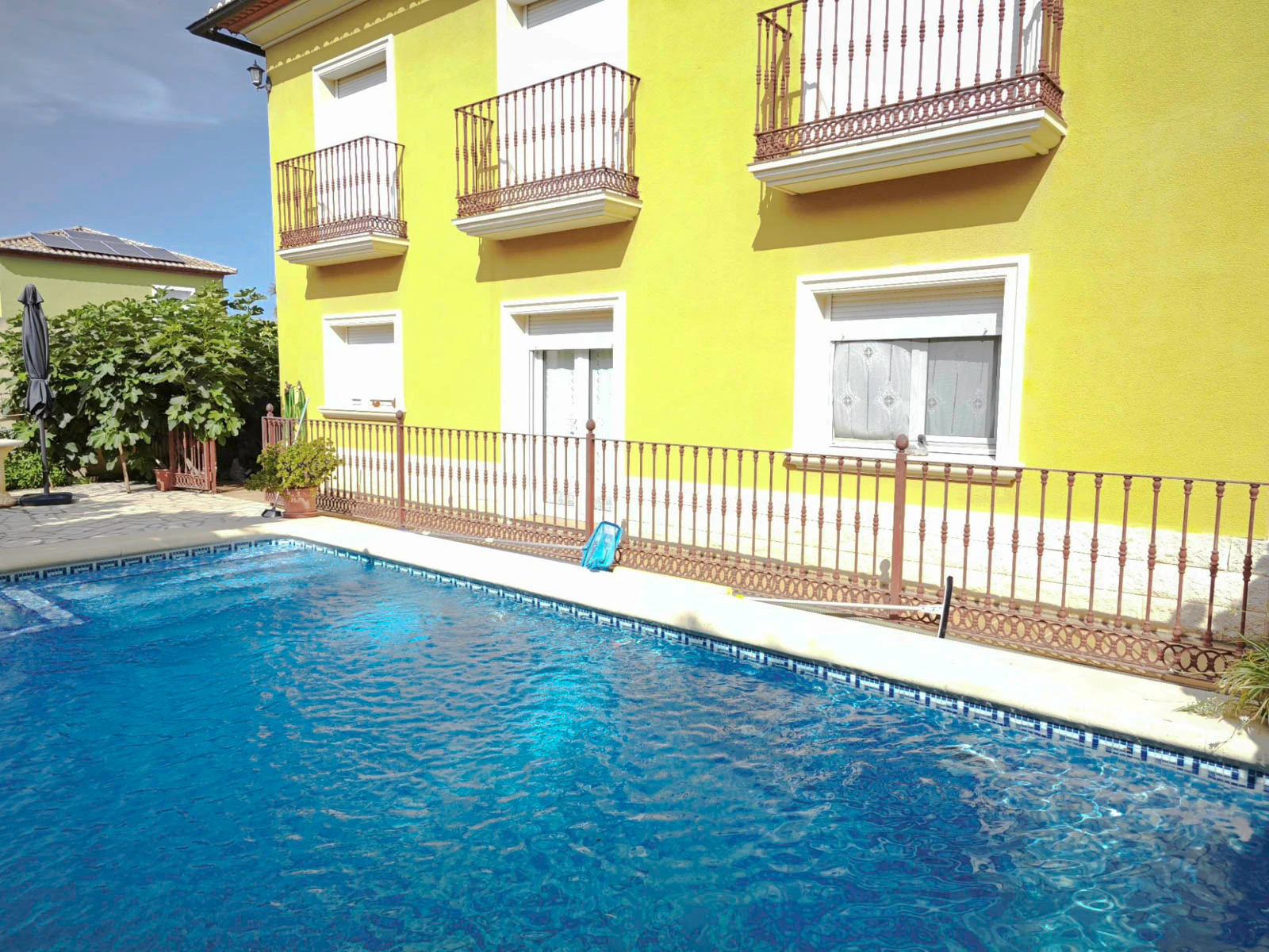 Villa of 270 m2 with pool for sale in Pedreguer, residential area a stone's throw from the center