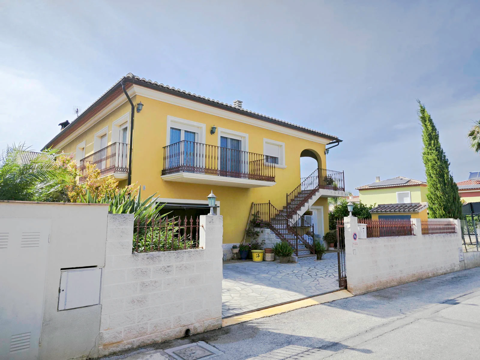 Villa of 270 m2 with pool for sale in Pedreguer, residential area a stone's throw from the center