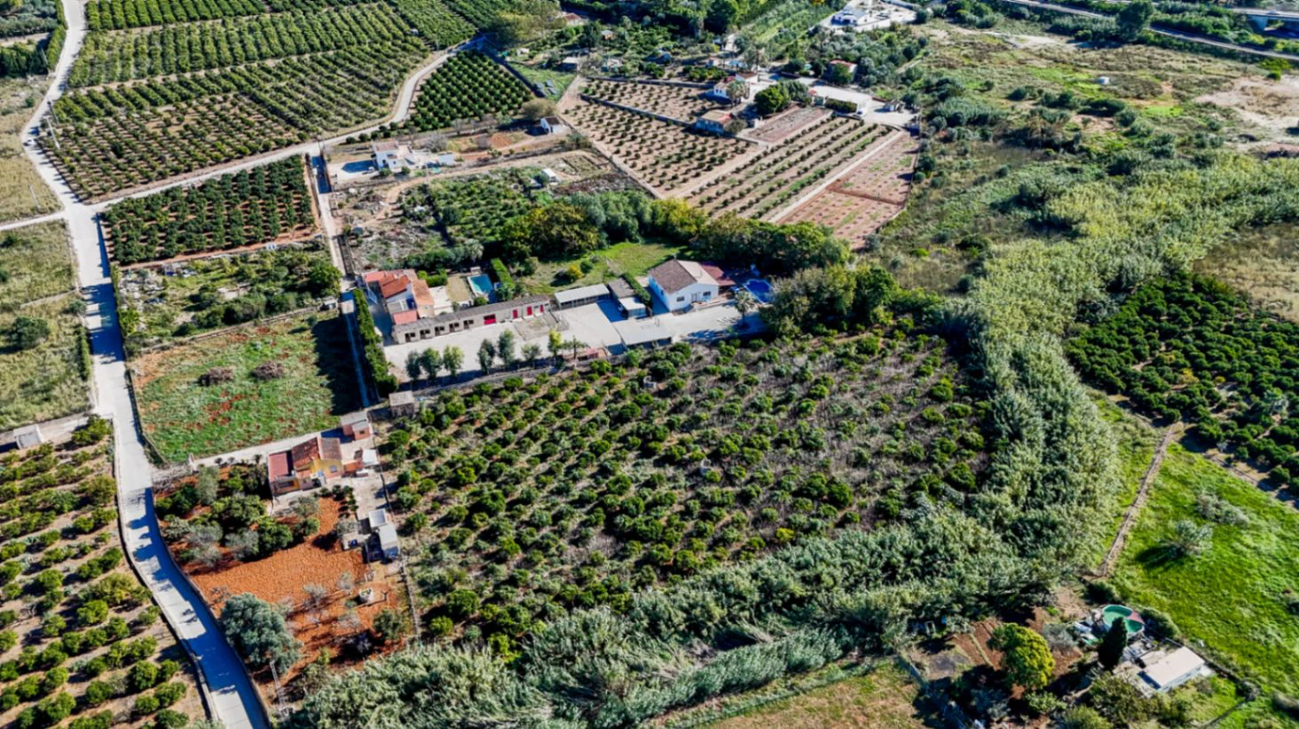 Grande propriété rurale composée de deux maisons et de écuries pour chevaux.