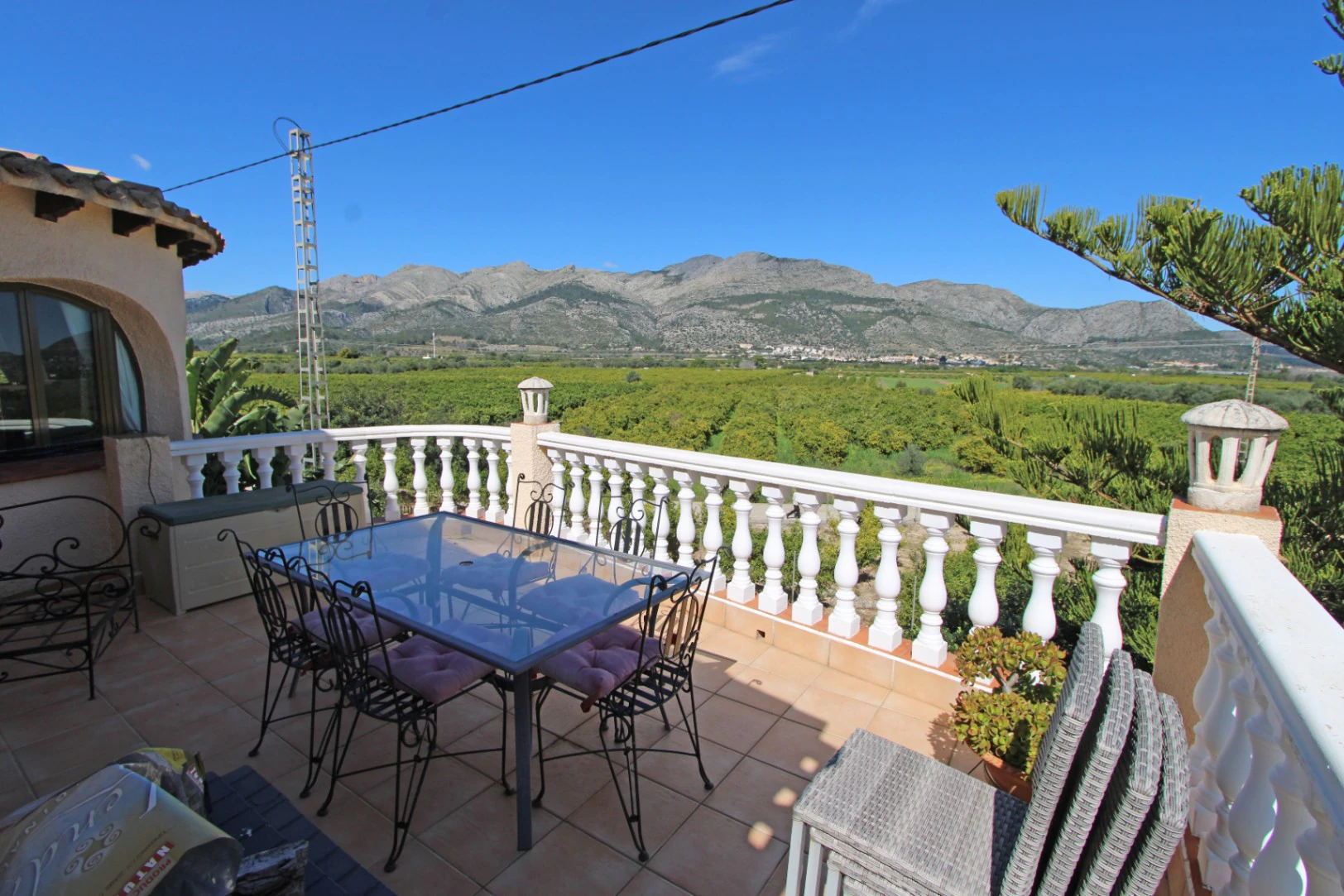 Villa avec piscine à vendre et vue fantastique sur la vallée d’Orba