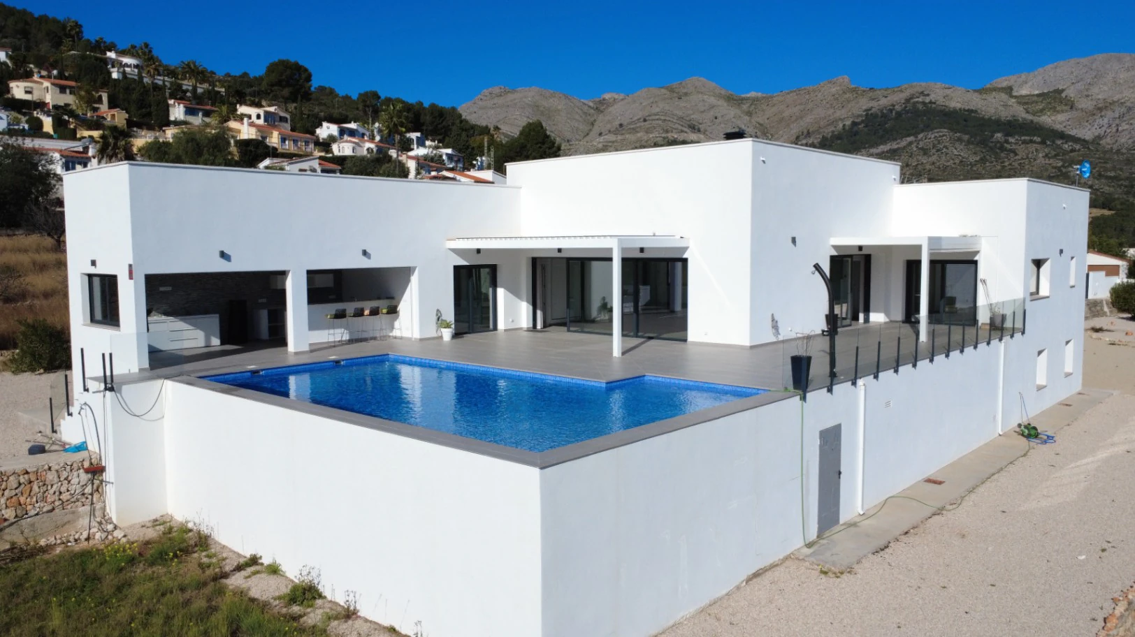 Villa moderne à vendre à Orba avec vue sur la mer.