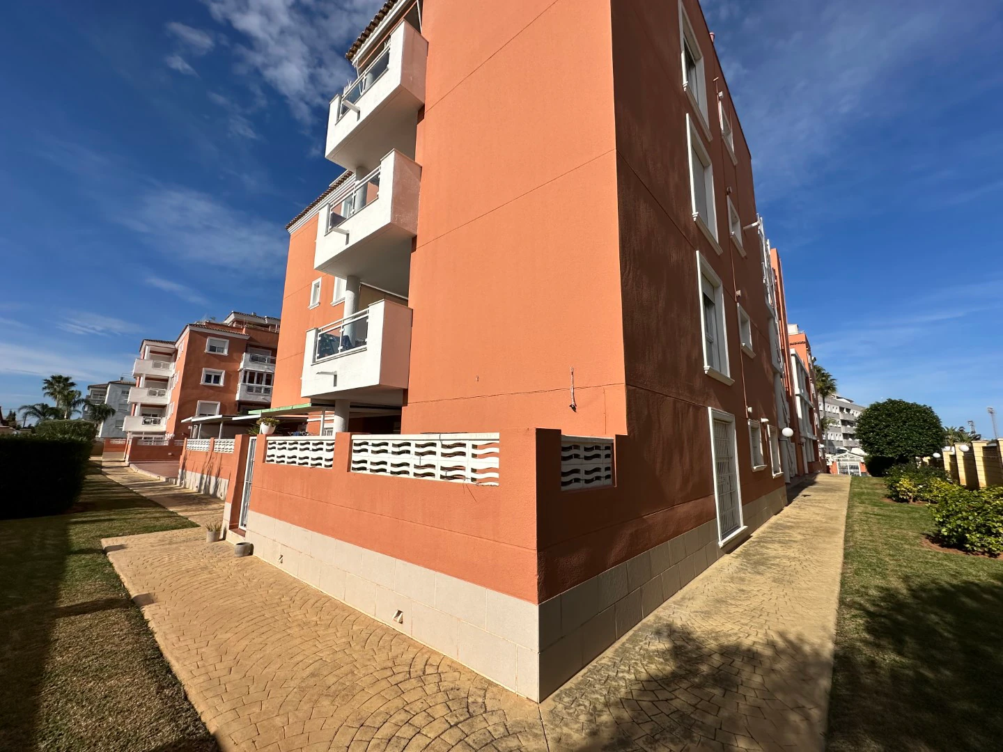 Apartment in Denia on the ground floor with 2 bedrooms and a private terrace for sale.