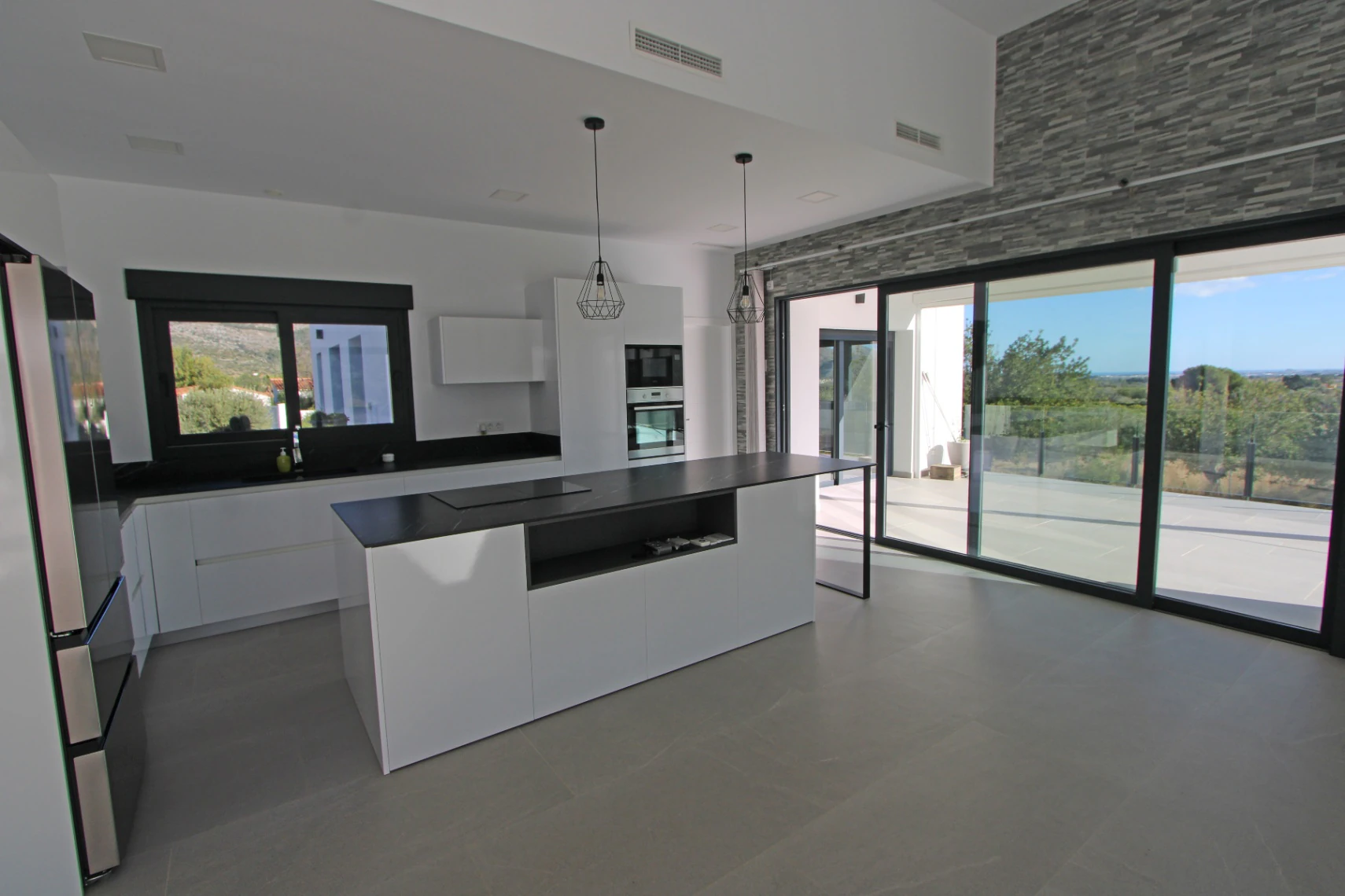 Villa moderne à vendre à Orba avec vue sur la mer.