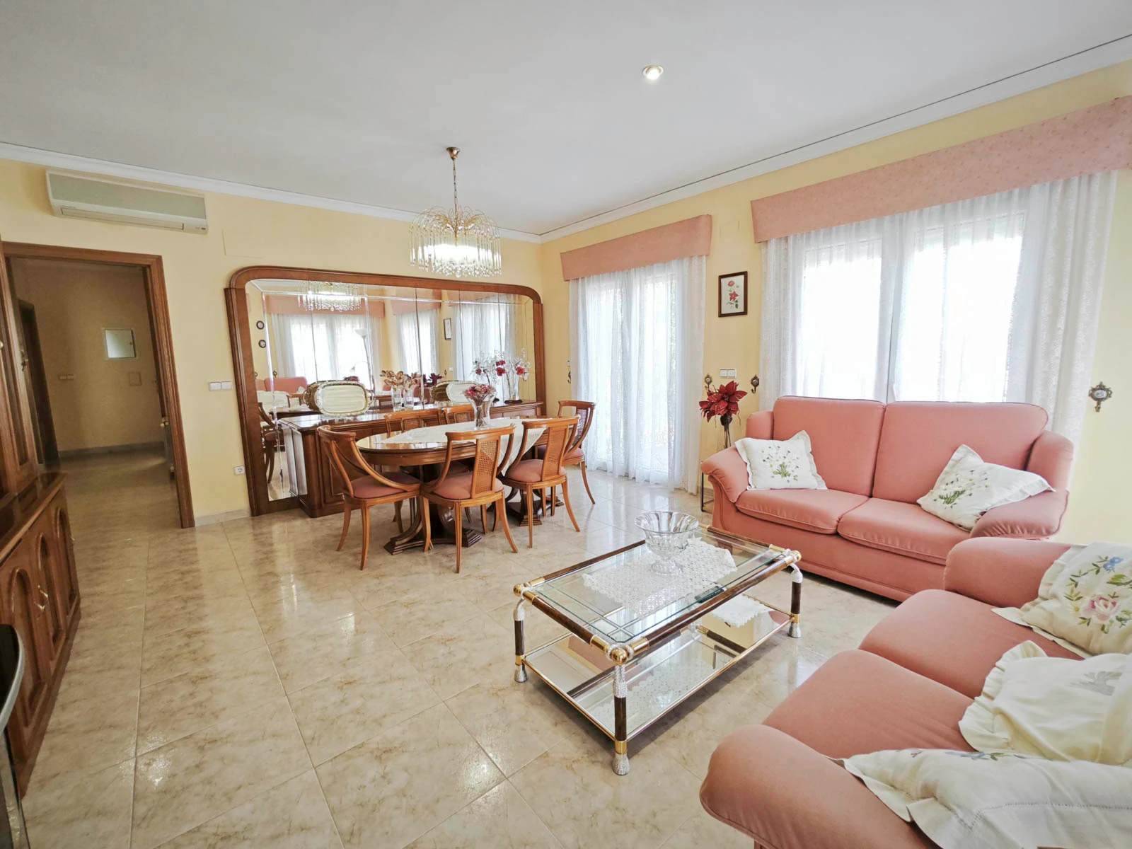 Villa of 270 m2 with pool for sale in Pedreguer, residential area a stone's throw from the center