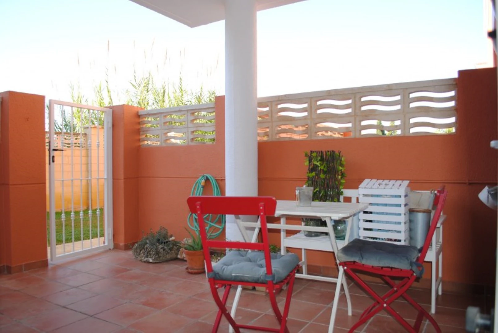 Apartment in Denia on the ground floor with 2 bedrooms and a private terrace for sale.