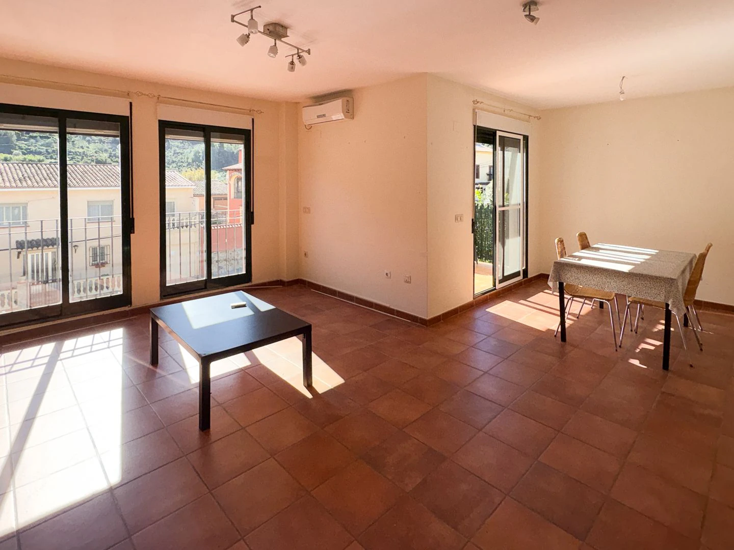 Very spacious townhouse in La Llosa de Camatxo.